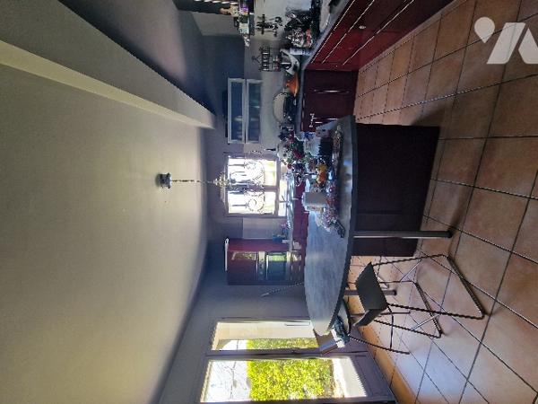 Pavillon sur sous-sol édifié en 2000 avec piscine enterrée.