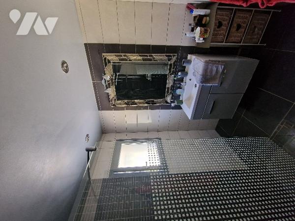 Pavillon sur sous-sol édifié en 2000 avec piscine enterrée.