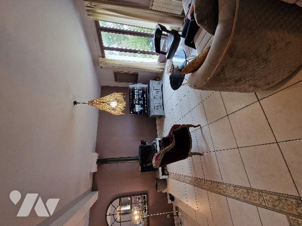 Pavillon sur sous-sol édifié en 2000 avec piscine enterrée.