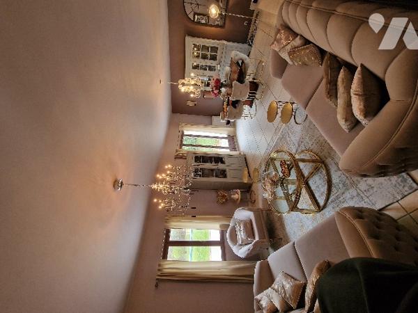 Pavillon sur sous-sol édifié en 2000 avec piscine enterrée.