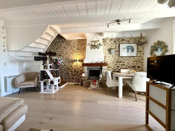 Maison en pierre avec vue dégagée