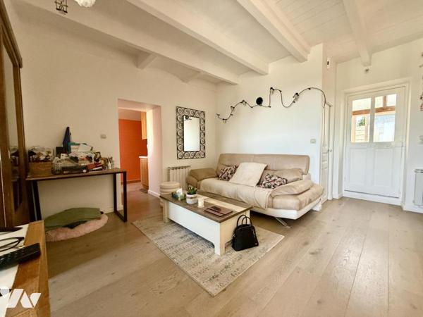 Maison en pierre avec vue dégagée