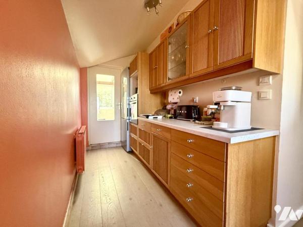 Maison en pierre avec vue dégagée