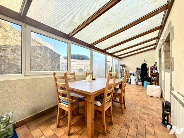 Maison en pierre avec vue dégagée