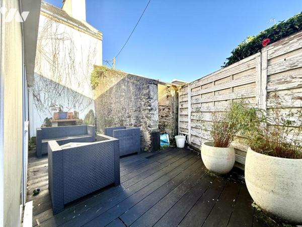 Maison en pierre avec vue dégagée