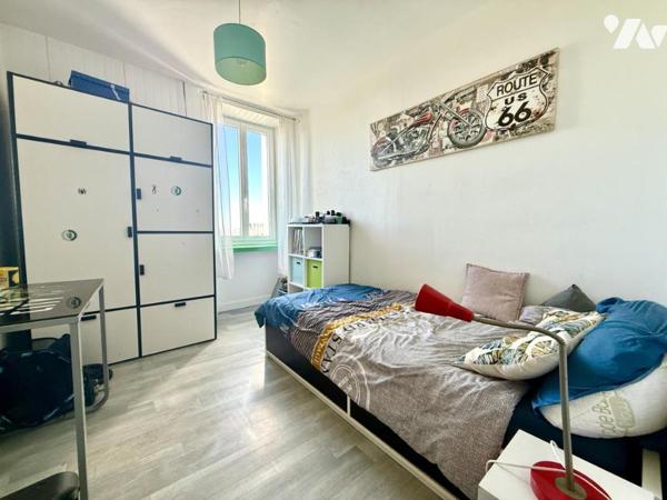 Maison en pierre avec vue dégagée