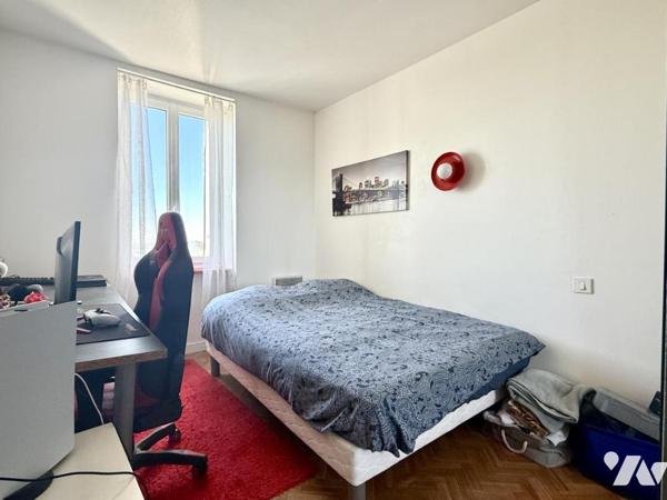 Maison en pierre avec vue dégagée