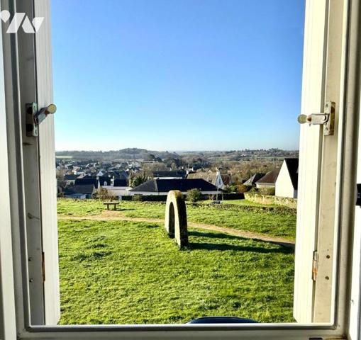 Maison en pierre avec vue dégagée