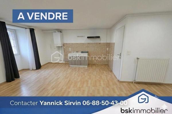 Au cœur du centre-ville de Langogne, découvrez cet appartement de 46 m² situé au 2ᵉʳ étage d'une copropriété calme et entretenue de seulement quatre logements. 
✨ Les points forts du bien :
Agencement optimisé : Une organisation idéale de l'espace pour un confort au quotidien. 
Potentiel & Attractivité : Idéal pour un premier achat, un pied-à-terre ou un investissement locatif. 
Rendement locatif immédiat : Loyer moyen potentiel de 400 € / mois. 
? Agencement intérieur :
Une belle pièce de vie de 30 m² avec cuisine ouverte et salon lumineux 
Une chambre avec placard intégré
Une salle d'eau avec un WC

⚡ Équipements & Prestations :
Chauffage au gaz de ville 
Fenêtres en double vitrage 
Bien habitable immédiatement sans travaux obligatoires 
Une véritable opportunité d'investissement clé en main. Les diagnostics sont en cours de réalisation.
? Contactez-moi dès maintenant pour obtenir plus de renseignements ou organiser une visite !