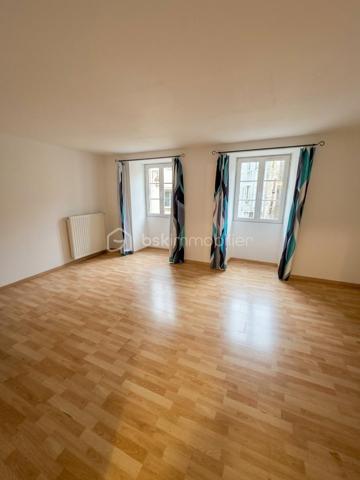 Au cœur du centre-ville de Langogne, découvrez cet appartement de 46 m² situé au 2ᵉʳ étage d'une copropriété calme et entretenue de seulement quatre logements. 
✨ Les points forts du bien :
Agencement optimisé : Une organisation idéale de l'espace pour un confort au quotidien. 
Potentiel & Attractivité : Idéal pour un premier achat, un pied-à-terre ou un investissement locatif. 
Rendement locatif immédiat : Loyer moyen potentiel de 400 € / mois. 
? Agencement intérieur :
Une belle pièce de vie de 30 m² avec cuisine ouverte et salon lumineux 
Une chambre avec placard intégré
Une salle d'eau avec un WC

⚡ Équipements & Prestations :
Chauffage au gaz de ville 
Fenêtres en double vitrage 
Bien habitable immédiatement sans travaux obligatoires 
Une véritable opportunité d'investissement clé en main. Les diagnostics sont en cours de réalisation.
? Contactez-moi dès maintenant pour obtenir plus de renseignements ou organiser une visite !