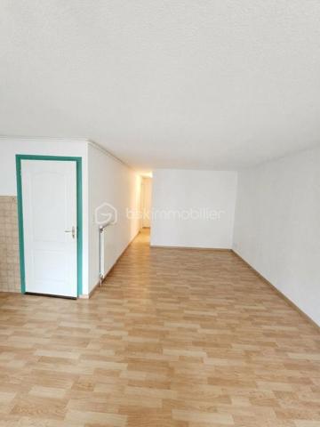Au cœur du centre-ville de Langogne, découvrez cet appartement de 46 m² situé au 2ᵉʳ étage d'une copropriété calme et entretenue de seulement quatre logements. 
✨ Les points forts du bien :
Agencement optimisé : Une organisation idéale de l'espace pour un confort au quotidien. 
Potentiel & Attractivité : Idéal pour un premier achat, un pied-à-terre ou un investissement locatif. 
Rendement locatif immédiat : Loyer moyen potentiel de 400 € / mois. 
? Agencement intérieur :
Une belle pièce de vie de 30 m² avec cuisine ouverte et salon lumineux 
Une chambre avec placard intégré
Une salle d'eau avec un WC

⚡ Équipements & Prestations :
Chauffage au gaz de ville 
Fenêtres en double vitrage 
Bien habitable immédiatement sans travaux obligatoires 
Une véritable opportunité d'investissement clé en main. Les diagnostics sont en cours de réalisation.
? Contactez-moi dès maintenant pour obtenir plus de renseignements ou organiser une visite !