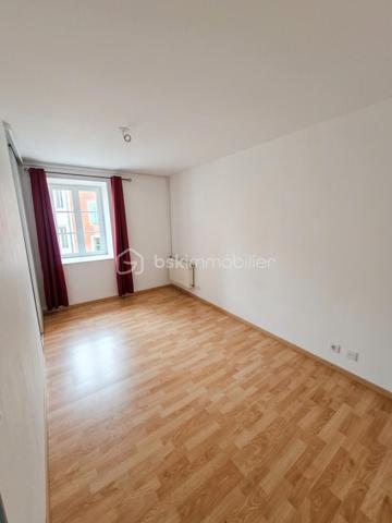 Au cœur du centre-ville de Langogne, découvrez cet appartement de 46 m² situé au 2ᵉʳ étage d'une copropriété calme et entretenue de seulement quatre logements. 
✨ Les points forts du bien :
Agencement optimisé : Une organisation idéale de l'espace pour un confort au quotidien. 
Potentiel & Attractivité : Idéal pour un premier achat, un pied-à-terre ou un investissement locatif. 
Rendement locatif immédiat : Loyer moyen potentiel de 400 € / mois. 
? Agencement intérieur :
Une belle pièce de vie de 30 m² avec cuisine ouverte et salon lumineux 
Une chambre avec placard intégré
Une salle d'eau avec un WC

⚡ Équipements & Prestations :
Chauffage au gaz de ville 
Fenêtres en double vitrage 
Bien habitable immédiatement sans travaux obligatoires 
Une véritable opportunité d'investissement clé en main. Les diagnostics sont en cours de réalisation.
? Contactez-moi dès maintenant pour obtenir plus de renseignements ou organiser une visite !