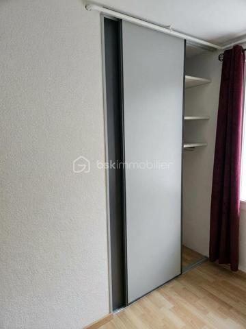 Au cœur du centre-ville de Langogne, découvrez cet appartement de 46 m² situé au 2ᵉʳ étage d'une copropriété calme et entretenue de seulement quatre logements. 
✨ Les points forts du bien :
Agencement optimisé : Une organisation idéale de l'espace pour un confort au quotidien. 
Potentiel & Attractivité : Idéal pour un premier achat, un pied-à-terre ou un investissement locatif. 
Rendement locatif immédiat : Loyer moyen potentiel de 400 € / mois. 
? Agencement intérieur :
Une belle pièce de vie de 30 m² avec cuisine ouverte et salon lumineux 
Une chambre avec placard intégré
Une salle d'eau avec un WC

⚡ Équipements & Prestations :
Chauffage au gaz de ville 
Fenêtres en double vitrage 
Bien habitable immédiatement sans travaux obligatoires 
Une véritable opportunité d'investissement clé en main. Les diagnostics sont en cours de réalisation.
? Contactez-moi dès maintenant pour obtenir plus de renseignements ou organiser une visite !