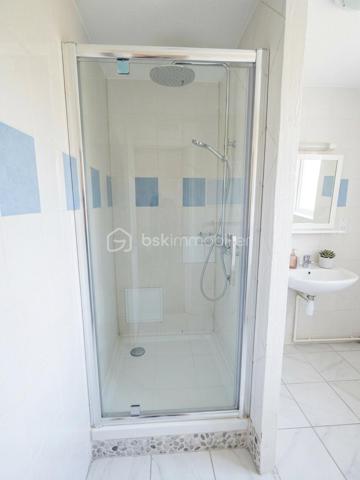 Au cœur du centre-ville de Langogne, découvrez cet appartement de 46 m² situé au 2ᵉʳ étage d'une copropriété calme et entretenue de seulement quatre logements. 
✨ Les points forts du bien :
Agencement optimisé : Une organisation idéale de l'espace pour un confort au quotidien. 
Potentiel & Attractivité : Idéal pour un premier achat, un pied-à-terre ou un investissement locatif. 
Rendement locatif immédiat : Loyer moyen potentiel de 400 € / mois. 
? Agencement intérieur :
Une belle pièce de vie de 30 m² avec cuisine ouverte et salon lumineux 
Une chambre avec placard intégré
Une salle d'eau avec un WC

⚡ Équipements & Prestations :
Chauffage au gaz de ville 
Fenêtres en double vitrage 
Bien habitable immédiatement sans travaux obligatoires 
Une véritable opportunité d'investissement clé en main. Les diagnostics sont en cours de réalisation.
? Contactez-moi dès maintenant pour obtenir plus de renseignements ou organiser une visite !