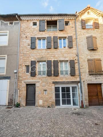 Au cœur du centre-ville de Langogne, découvrez cet appartement de 46 m² situé au 2ᵉʳ étage d'une copropriété calme et entretenue de seulement quatre logements. 
✨ Les points forts du bien :
Agencement optimisé : Une organisation idéale de l'espace pour un confort au quotidien. 
Potentiel & Attractivité : Idéal pour un premier achat, un pied-à-terre ou un investissement locatif. 
Rendement locatif immédiat : Loyer moyen potentiel de 400 € / mois. 
? Agencement intérieur :
Une belle pièce de vie de 30 m² avec cuisine ouverte et salon lumineux 
Une chambre avec placard intégré
Une salle d'eau avec un WC

⚡ Équipements & Prestations :
Chauffage au gaz de ville 
Fenêtres en double vitrage 
Bien habitable immédiatement sans travaux obligatoires 
Une véritable opportunité d'investissement clé en main. Les diagnostics sont en cours de réalisation.
? Contactez-moi dès maintenant pour obtenir plus de renseignements ou organiser une visite !