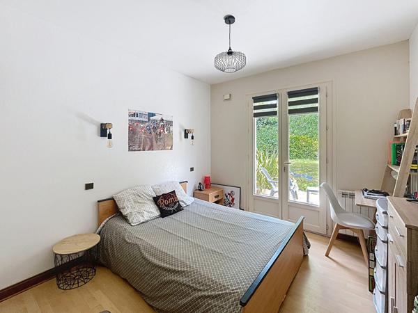 Maison Ussac à vendre 160 m²-5 chambres-2 salles de bains-jardin-garage-véranda