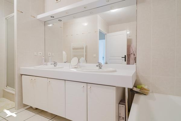 Appartement à vendre 330 000 € Décines-Charpieu 4 p 100 m² DPE C