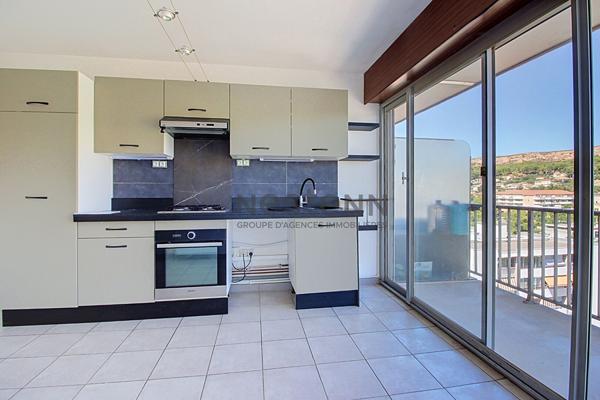 Vitrolles, appartement T5 de 95 m² environ avec ascenseur, balcon de 9 m² et cave