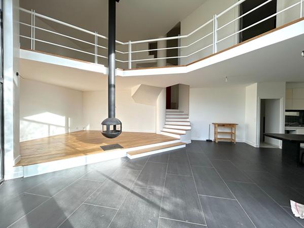 MAISON DANS LA VERDURE EN CENTRE VILLE