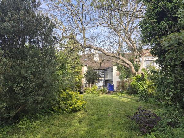 MAISON DANS LA VERDURE EN CENTRE VILLE
