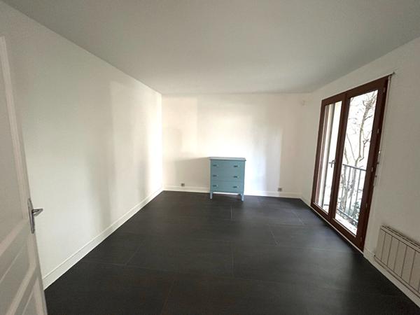 MAISON DANS LA VERDURE EN CENTRE VILLE