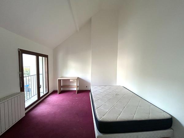 MAISON DANS LA VERDURE EN CENTRE VILLE