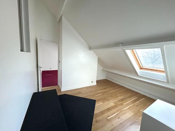 MAISON DANS LA VERDURE EN CENTRE VILLE