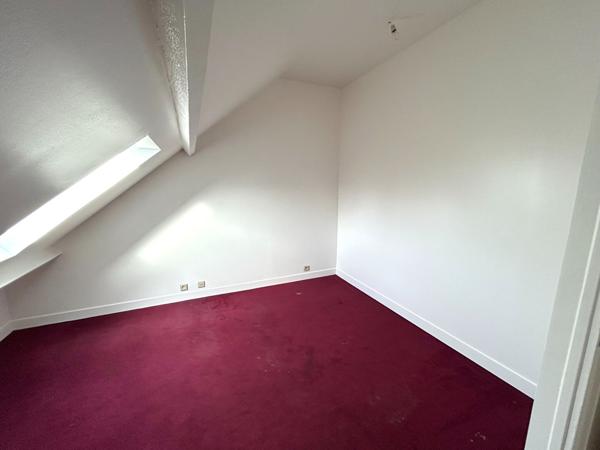 MAISON DANS LA VERDURE EN CENTRE VILLE