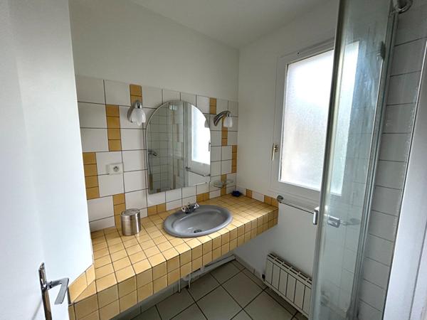 MAISON DANS LA VERDURE EN CENTRE VILLE