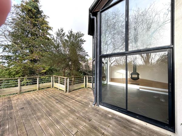 MAISON DANS LA VERDURE EN CENTRE VILLE