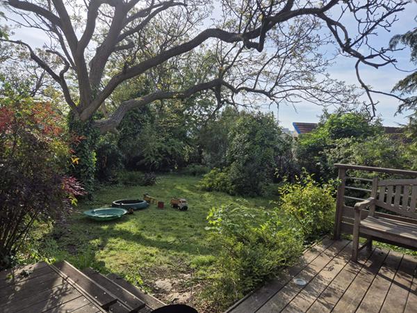 MAISON DANS LA VERDURE EN CENTRE VILLE