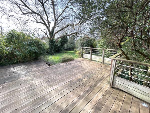 MAISON DANS LA VERDURE EN CENTRE VILLE