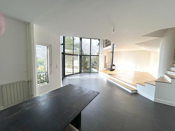 MAISON DANS LA VERDURE EN CENTRE VILLE