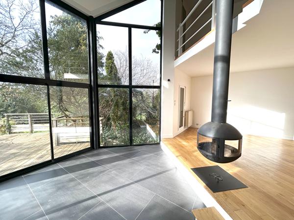 MAISON DANS LA VERDURE EN CENTRE VILLE