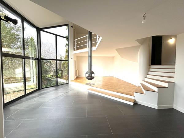 MAISON DANS LA VERDURE EN CENTRE VILLE