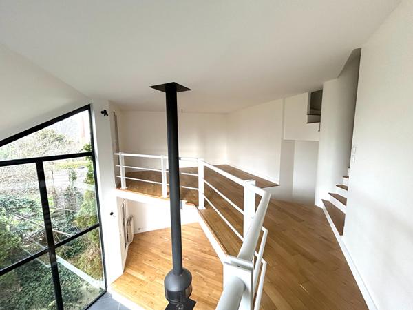 MAISON DANS LA VERDURE EN CENTRE VILLE