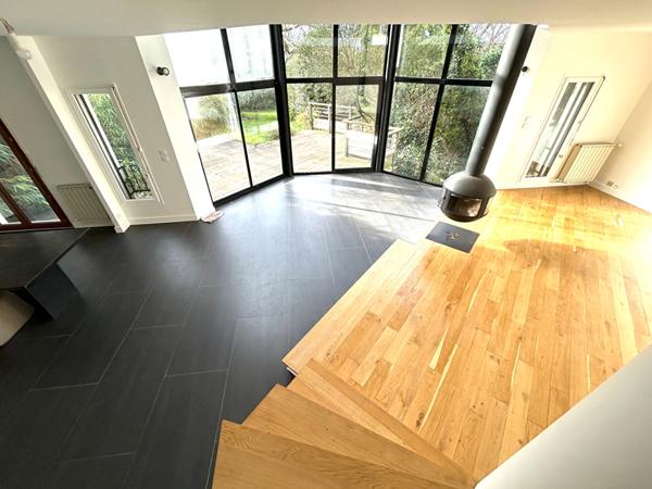 MAISON DANS LA VERDURE EN CENTRE VILLE