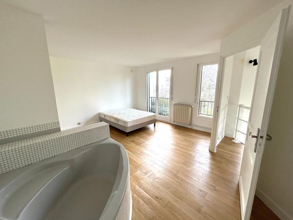 MAISON DANS LA VERDURE EN CENTRE VILLE