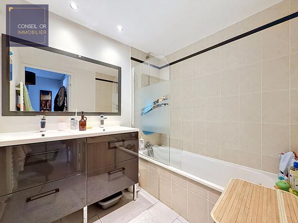 LYON 7 Saxe Gambetta T4 de 91 m² avec 2 balcons, vue dégagée, parking et cave , Lyon