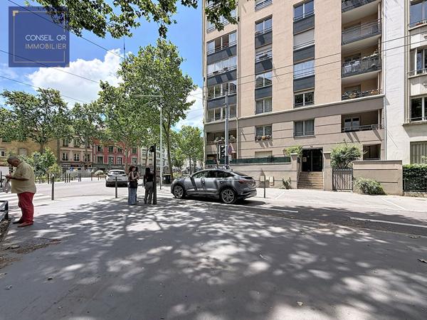LYON 7 Saxe Gambetta T4 de 91 m² avec 2 balcons, vue dégagée, parking et cave , Lyon