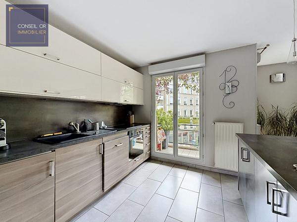 LYON 7 Saxe Gambetta T4 de 91 m² avec 2 balcons, vue dégagée, parking et cave , Lyon