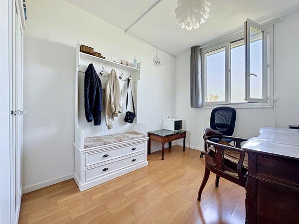 Appartement 5 pièces 112 m² Dernier Étage à Vendre à la Batarelle Marseille