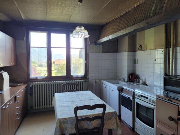 SEYTHENEX. MAISON A RENOVER AVEC DEPENDANCES.