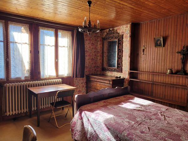 SEYTHENEX. MAISON A RENOVER AVEC DEPENDANCES.