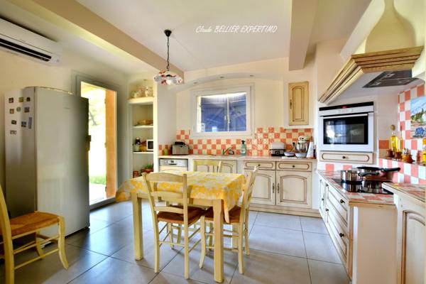 Meyreuil (13590) Maison familiale à MEYREUIL de 223 m2 constituée actuellement de 3 logements sur sa parcelle de 4000 m2