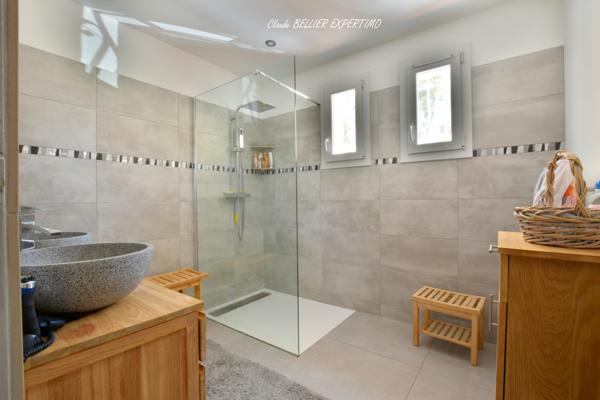 Meyreuil (13590) Maison familiale à MEYREUIL de 223 m2 constituée actuellement de 3 logements sur sa parcelle de 4000 m2