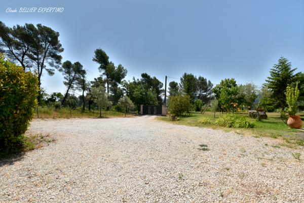 Meyreuil (13590) Maison familiale à MEYREUIL de 223 m2 constituée actuellement de 3 logements sur sa parcelle de 4000 m2