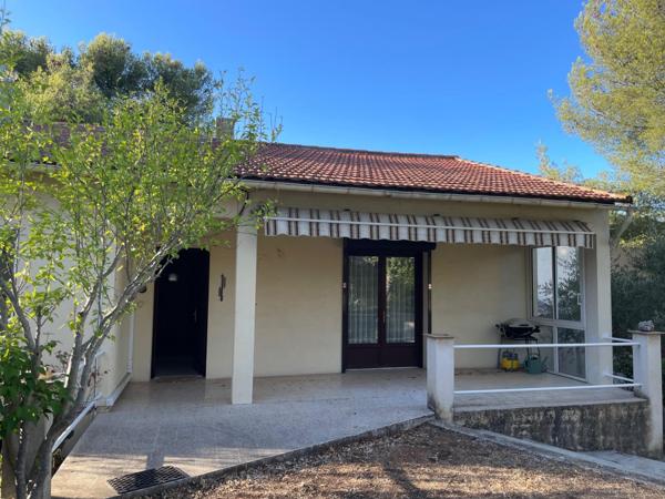 Superbe environnement pour cette maison traditionnelle.