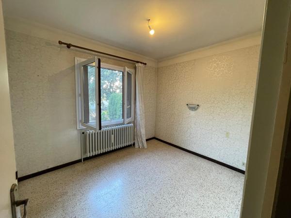 Superbe environnement pour cette maison traditionnelle.