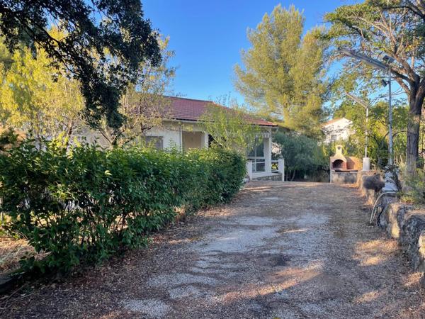 Superbe environnement pour cette maison traditionnelle.